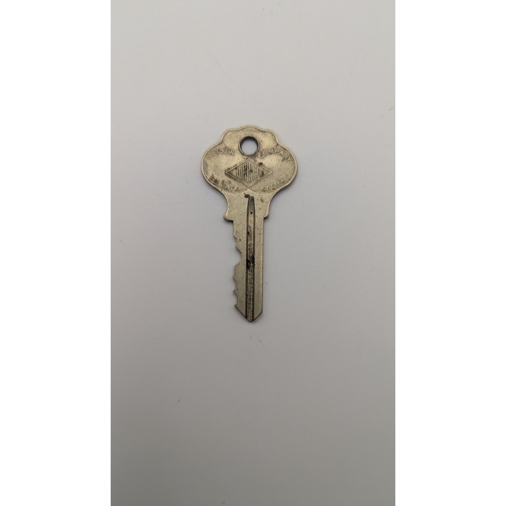 Vintage Weiser Company South Gate Calif Metal Key D25123 Scalloped Bow Silver